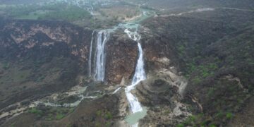 تدفق العيون والشلالات  المائية بمحافظة ظفار