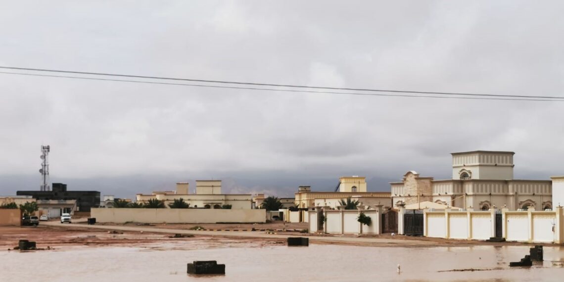 الجهات المعنية تتعامل مع الآثار الناتجة عن هطول الأمطار بمحافظة جنوب الشرقية