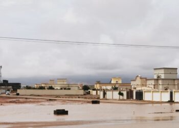 الجهات المعنية تتعامل مع الآثار الناتجة عن هطول الأمطار بمحافظة جنوب الشرقية