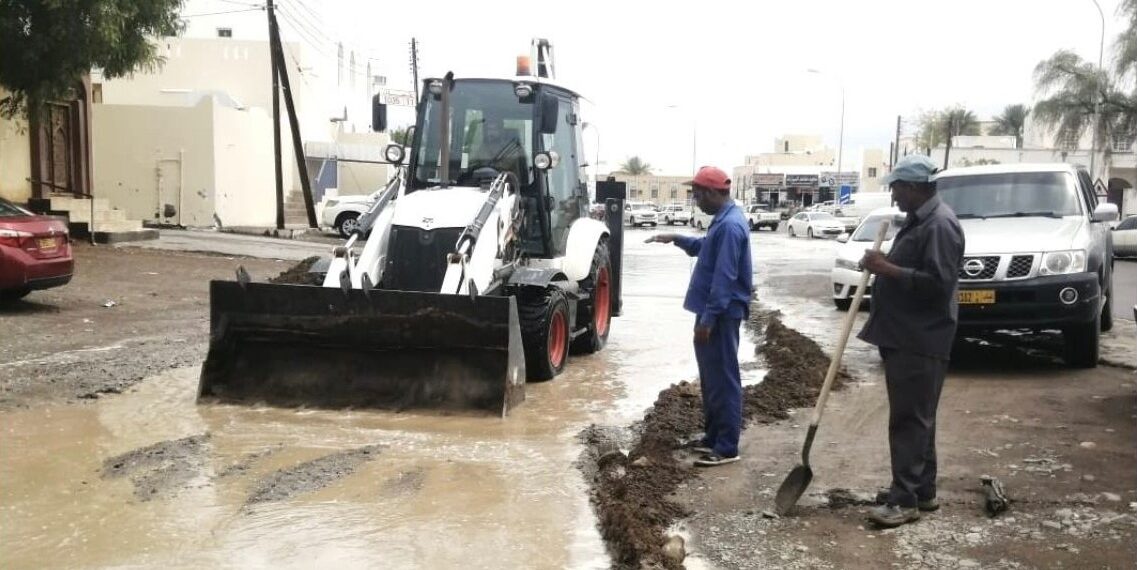 جهود متواصلة لإزالة مخلفات الأودية بمحافظة شمال الشرقية من تأثير الحالة الجوية