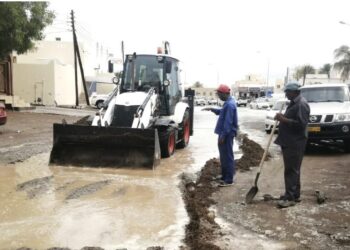 جهود متواصلة لإزالة مخلفات الأودية بمحافظة شمال الشرقية من تأثير الحالة الجوية