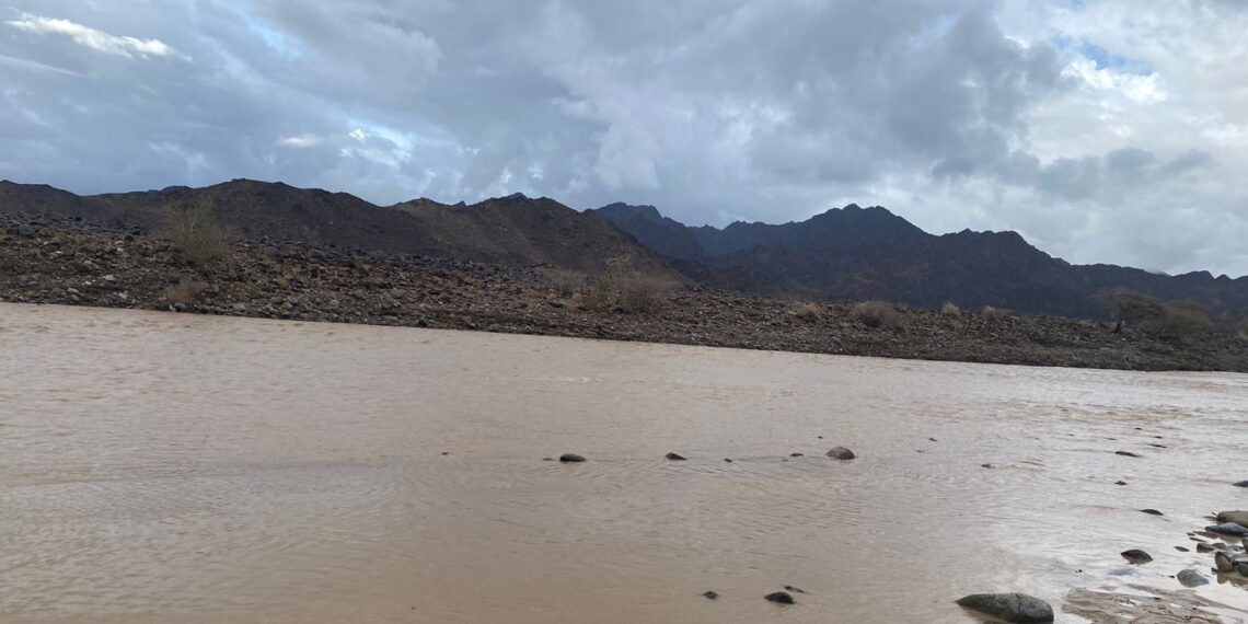 هطول أمطار بمحافظة الظاهرة وجريان الأودية