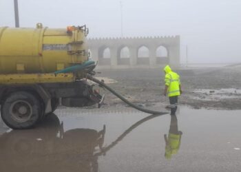 بلدية ظفار تتعامل مع الآثار الناتجة عن الحالة الجوية