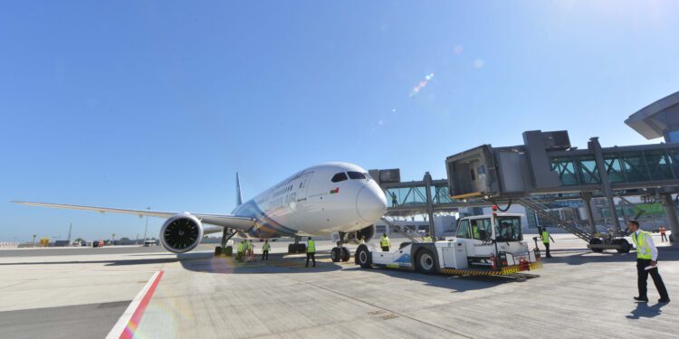 100 بالمائة نسبة زيادة أعداد القادمين عبر مطارات سلطنة عُمان بنهاية أبريل الماضي