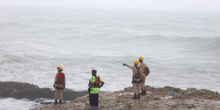 الجهات المعنية تواصل جهودها في البحث عن المفقودين الأربعة في محافظة ظفار 1 الجهات المعنية تواصل جهودها في البحث عن المفقودين الأربعة في محافظة ظفار