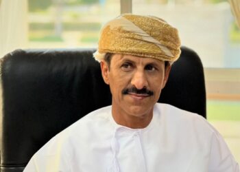 الطريق البري الرئيس للقادمين إلى محافظة ظفار سالك أمام حركة السير