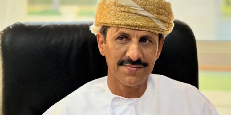 الطريق البري الرئيس للقادمين إلى محافظة ظفار سالك أمام حركة السير