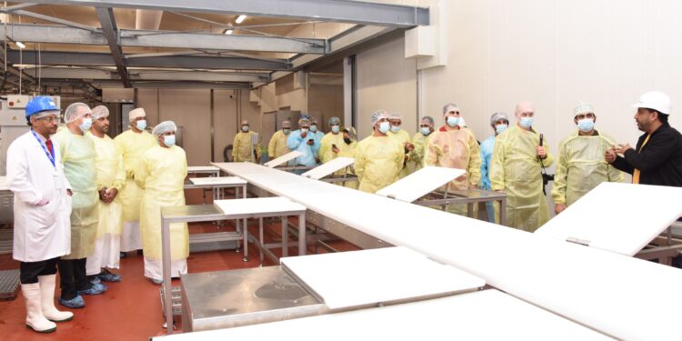 مراسلو وكالات الأنباء الدولية بسلطنة عُمان يزورون شركة البشائر للحوم ومحمية دوكة بمحافظة ظفار