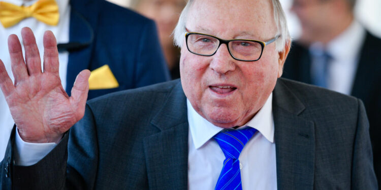 وفاة أوفه زيلر لاعب كرة القدم الألماني السابق