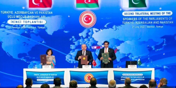 التوقيع على ” بيان اسطنبول” بين تركيا وأذربيجان وباكستان