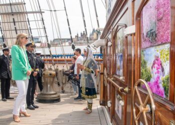 وزيرة الداخلية الفيدرالية بمملكة بلجيكا تزور سفينة “شباب عمان الثانية”