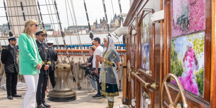 وزيرة الداخلية الفيدرالية بمملكة بلجيكا تزور سفينة “شباب عمان الثانية”