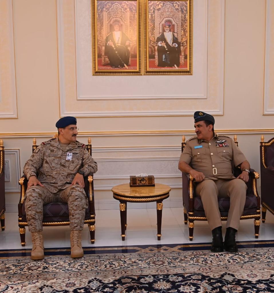 قائد القوات الجوية بالسعودية يصل سلطنة عُمان