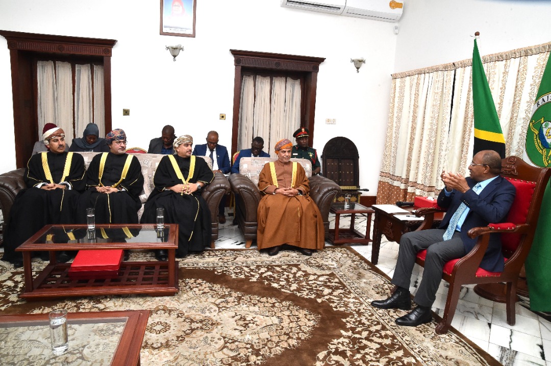 رئيس زنجبار يستقبل وكيل وزارة الخارجية للشؤون الإدارية والمالية 2 62dd2f4ce4c2b