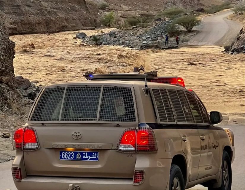 شرطة عُمان السلطانية: سنتعامل بحزمٍ مع كل من يعرّض نفسه والآخرين لخطر المجازفة بعبور الأودية