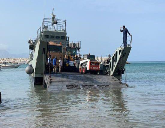 البحرية السُّلطانية العُمانية تسير سفن الأسطول لنقل مواد ومعدات متنوعة إلى نيابة ليما بمحافظة مسندم