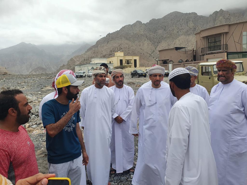 وزارة النقل والاتصالات وتقنية المعلومات تشكل فريقًا فنيًّا طارئًا لإعادة التأهيل الفوري وإصلاح الطرق بمحافظة مسندم