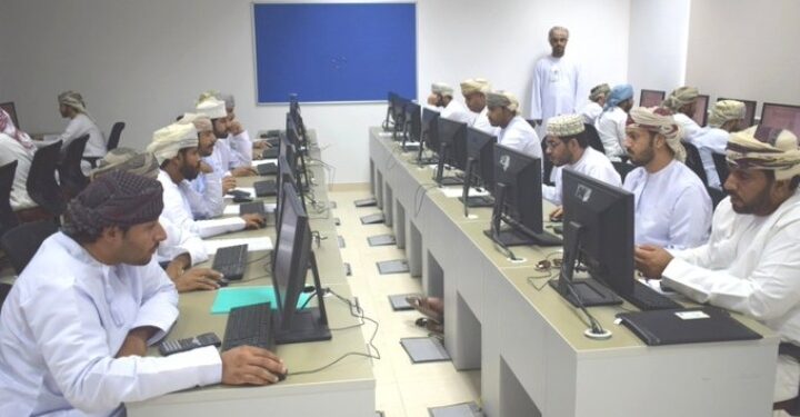 وزارة العمل تجري اختبارات لعددٍ من الباحثين عن عمل في الظاهرة