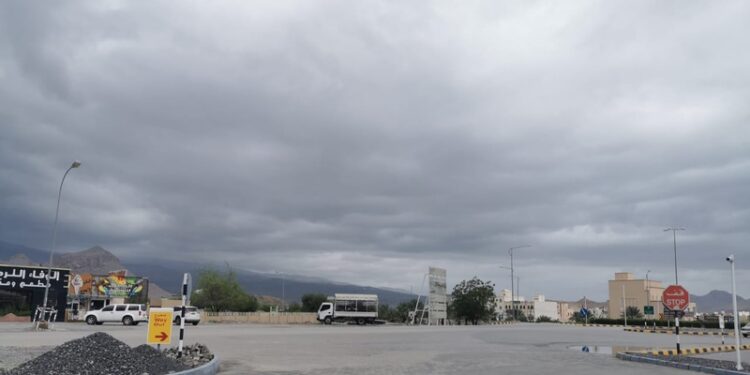 قطاع الخدمات الأساسية يتعامل مع الحالة الجوية التي تشهدها سلطنة عُمان 1 قطاع الخدمات الأساسية يتعامل مع الحالة الجوية التي تشهدها سلطنة عُمان