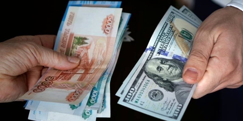 الروبل الروسي يتراجع لأدنى مستوى في أسبوعين أمام الدولار