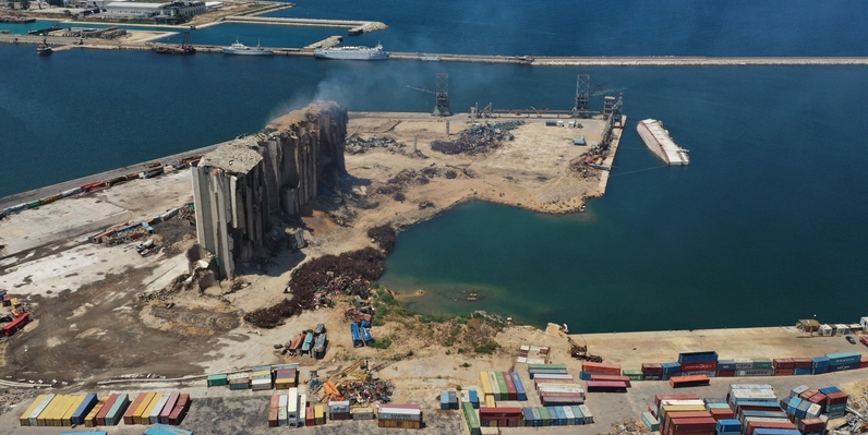 سقوط جزء متصدّع من صوامع مرفأ بيروت