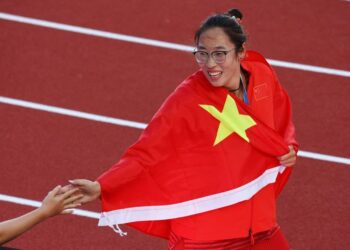 الصينية فينج بين تحرز ذهبية رمي القرص