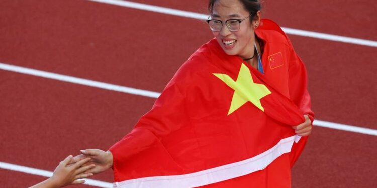 الصينية فينج بين تحرز ذهبية رمي القرص