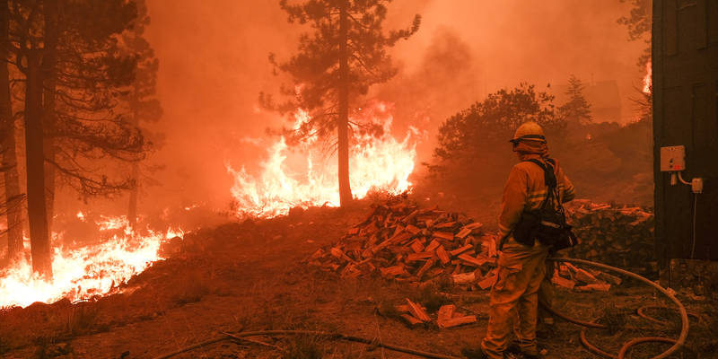 إجلاء آلاف السكان بسبب حرائق الغابات في كاليفورنيا