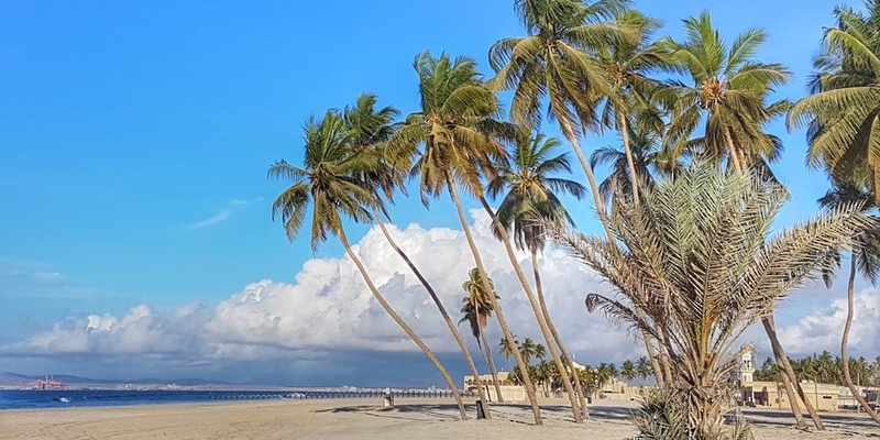 شاطئ الحافة .. رمالٌ بيضاء وجمالٌ أخّاذ