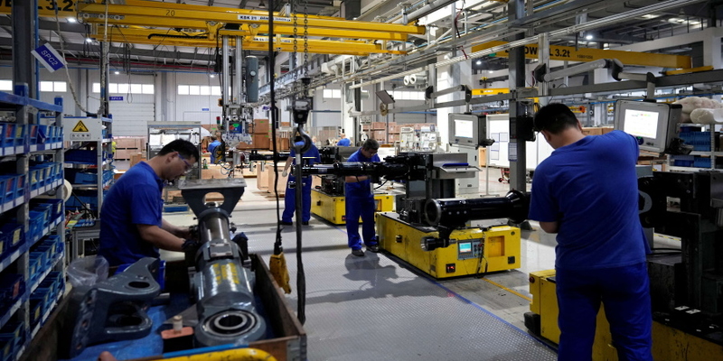 انكماش أنشطة المصانع في الصين على نحو غير متوقع في يوليو