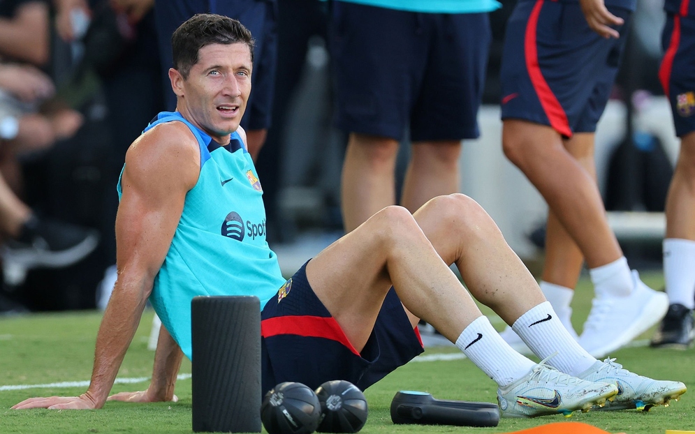 تشافي يُثني على ليفاندوفسكي