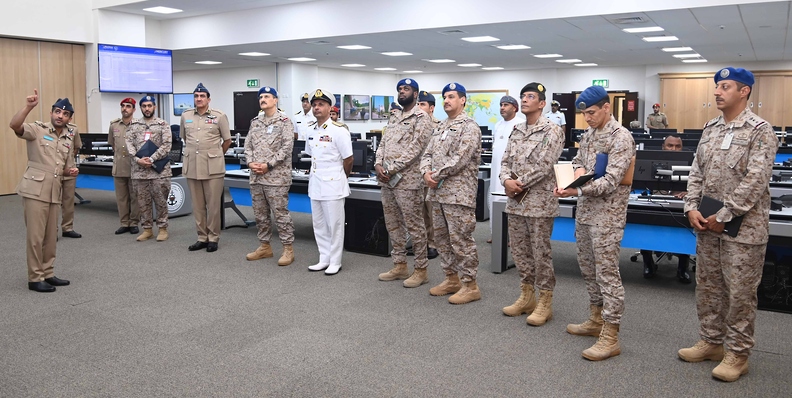 قائد القوات الجوية الملكية بالمملكة العربية السعودية يزور مركز الأمن البحري