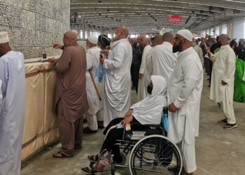 حجاج بيت الله الحرام يواصلون رمي الجمرات في ثالث أيام العيد