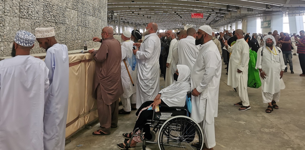حجاج بيت الله الحرام يواصلون رمي الجمرات في ثالث أيام العيد 1 حجاج بيت الله الحرام يواصلون رمي الجمرات في ثالث أيام العيد