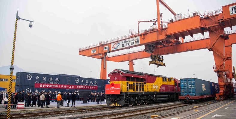 إطلاق أول قطار شحن دولي يمر عبر خط السكة الحديدية بين الصين ولاوس