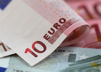 اليورو يتعثر بعد استقالة رئيس الوزراء الإيطالي