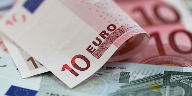 اليورو يتعثر بعد استقالة رئيس الوزراء الإيطالي 1 اليورو يتعثر بعد استقالة رئيس الوزراء الإيطالي