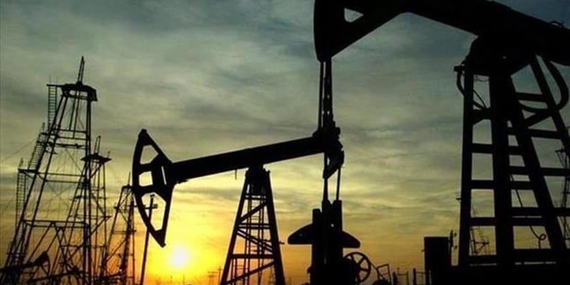 النفط يتراجع بفعل مخاوف أن تؤدي الزيادة المتوقعة في سعر الفائدة بأمريكا إلى التأثير على الطلب