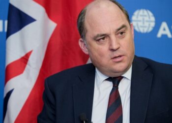 وزير الدفاع البريطاني يعلن عدم خوضه سباق اختيار رئيس لحزب المحافظين