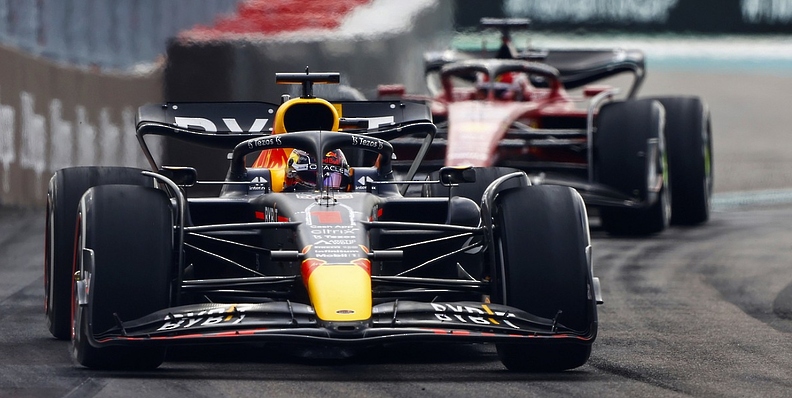 الإسباني كارلوس ساينز يُتوج بسباق فورمولا-1 البريطاني