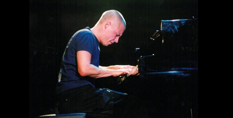 الكشف عن ألبوم غير منشور للعازف إسبيورن سفينسون بعد 14 عاما على وفاته