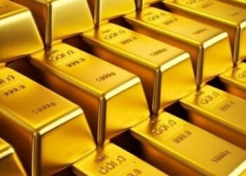 الذهب يقترب من أدنى مستوى له في عام