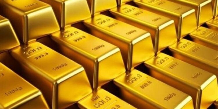 الذهب يقترب من أدنى مستوى له في عام