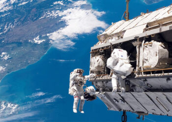 رائدا فضاء يغادران المحطة الدولية للسير في الفضاء