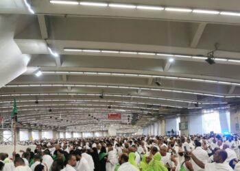 حجاج بيت الله الحرام يرمون جمرات أول أيام التشريق