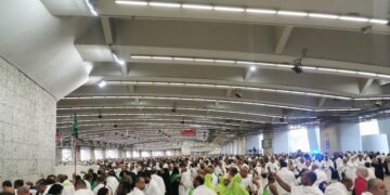 حجاج بيت الله الحرام يرمون جمرات أول أيام التشريق