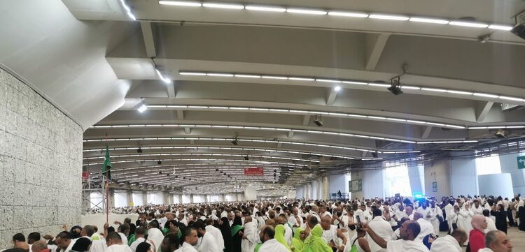 حجاج بيت الله الحرام يرمون جمرات أول أيام التشريق