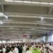 حجاج بيت الله الحرام يرمون جمرات أول أيام التشريق