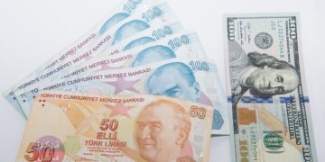 انخفاض العملة التركية أمام الدولار الأمريكي