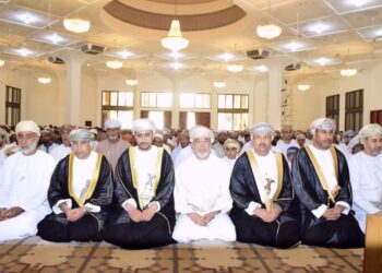محافظ شمال الباطنة يؤدي صلاة عيد الأضحى بولاية صحار